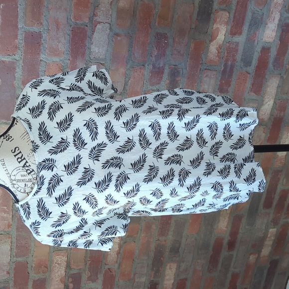 Short sleeve print crepe top. - Picture 1 of 5